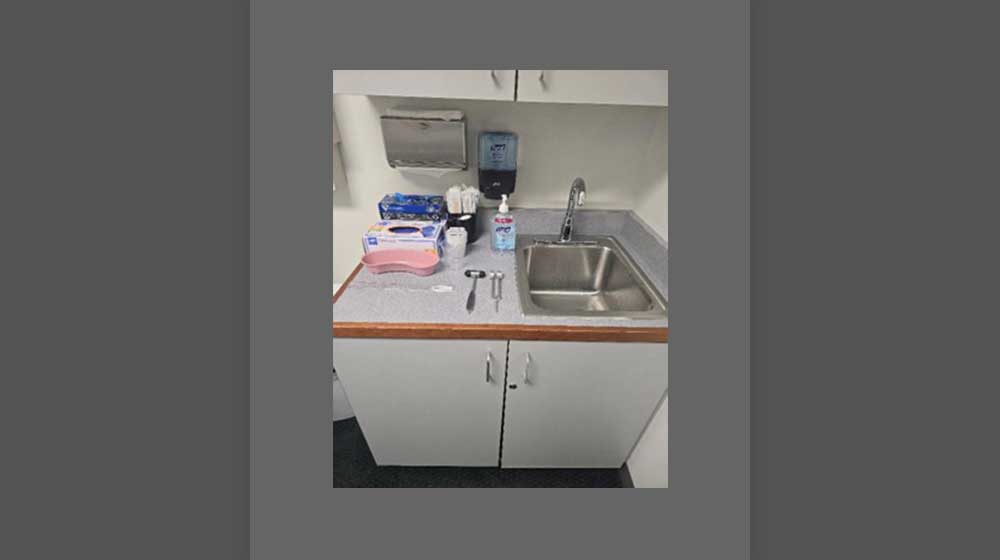 Reflex hammer, tuning fork, ruler, gloves, cotton-tipped applicators, sterile tongue blades, cotton swabs, hand sanitizer, sink Reflex hammer, tuning fork, ruler, gloves, cotton-tipped applicators, sterile tongue blades, cotton swabs, hand sanitizer, sink