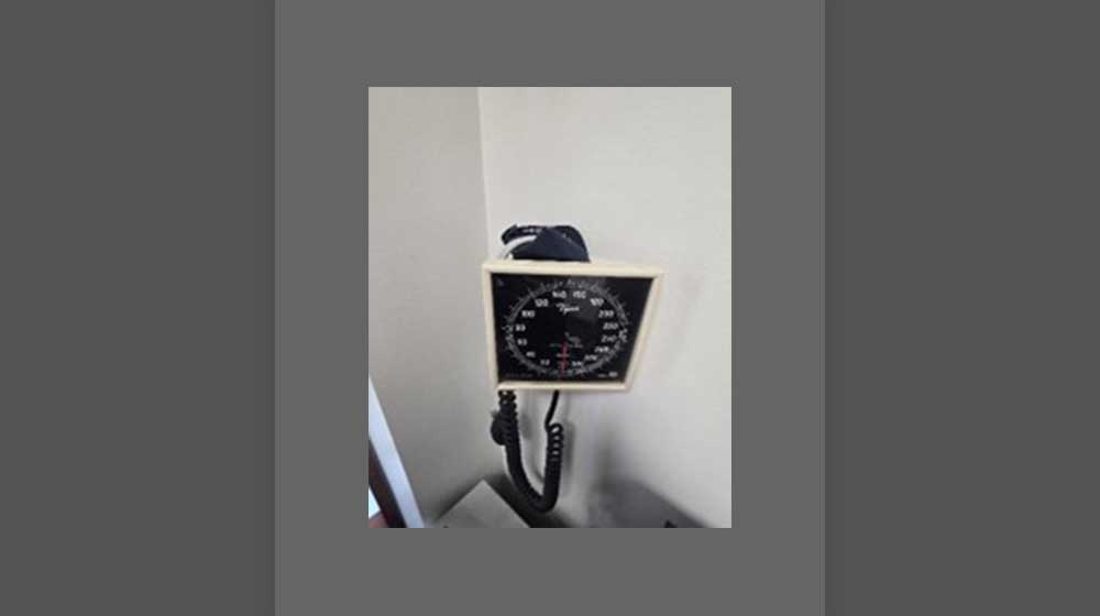 Wall-mounted manual blood pressure cuff and aneroid sphygmomanometer Wall-mounted manual blood pressure cuff and aneroid sphygmomanometer