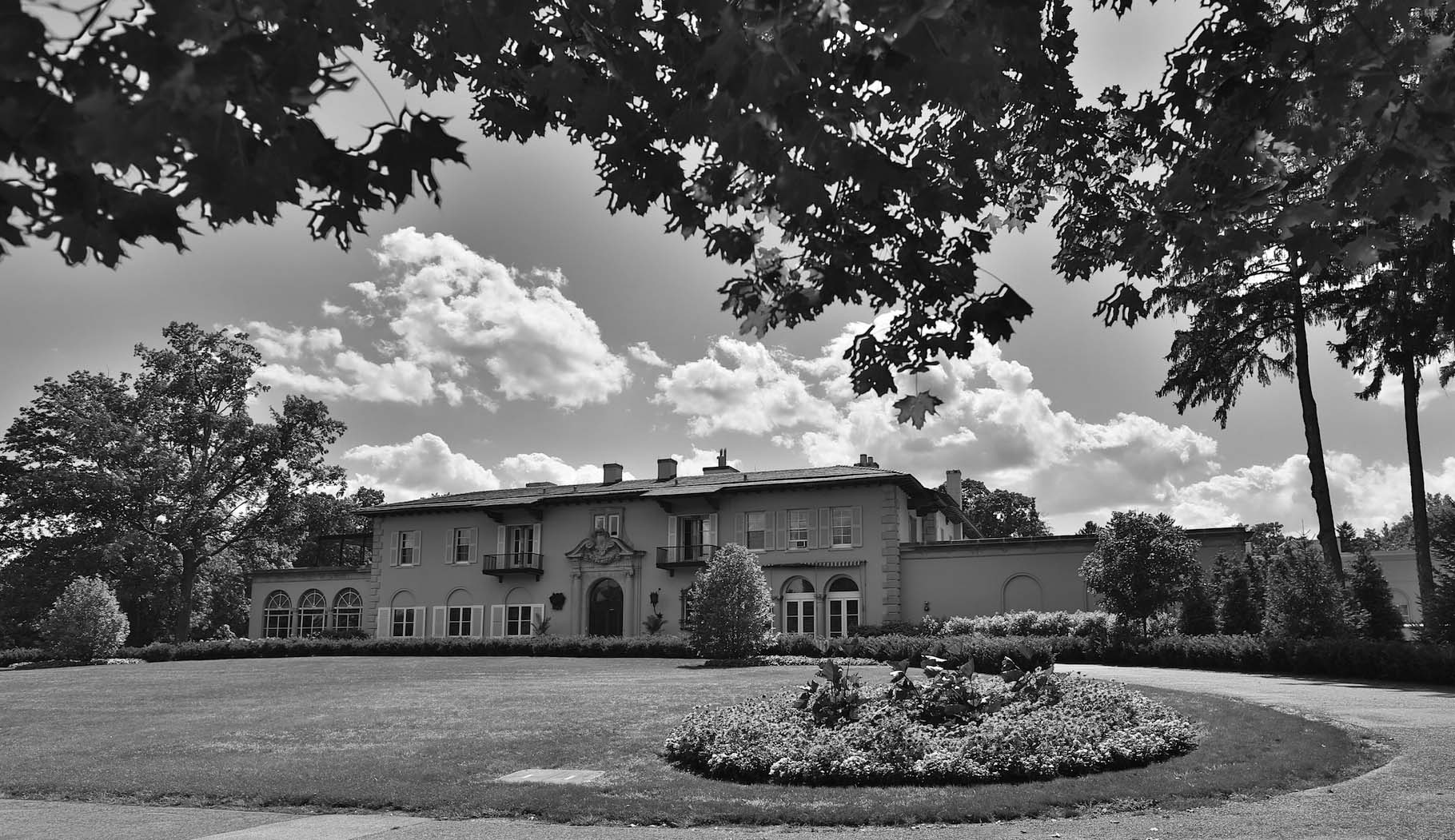 Photograph of the front of the Cuneo Mansion