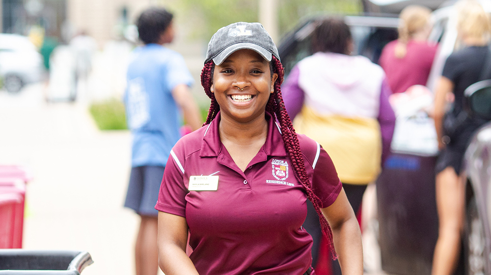 Students are welcomed on Loyola's Lake Shore Campus during move in day.