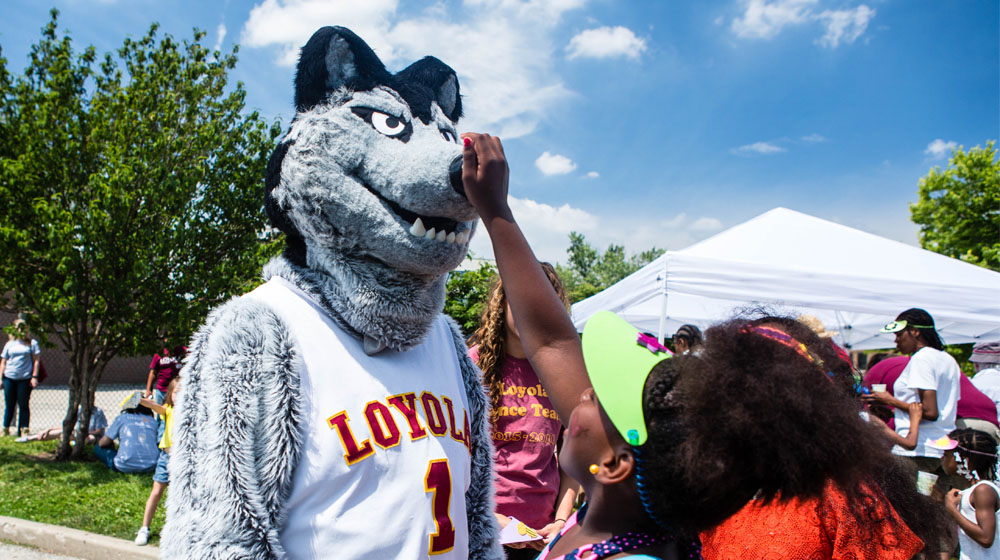 Engreído Redondo Aislar LU Wolf: New Student Programs: Loyola University Chicago