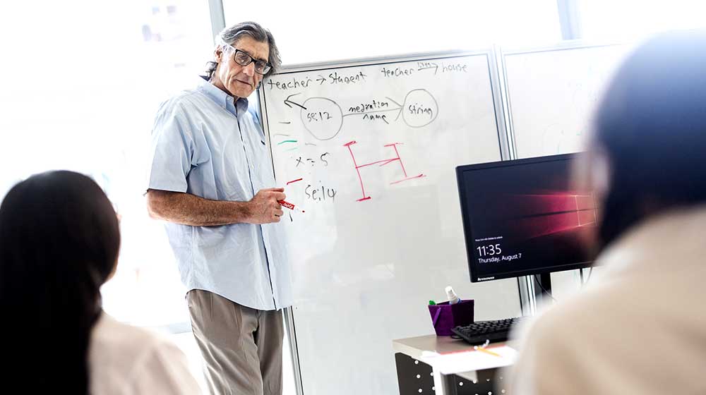 Quinlan School of Business Professor Steven Platt teaches in the Applied AI Lab 