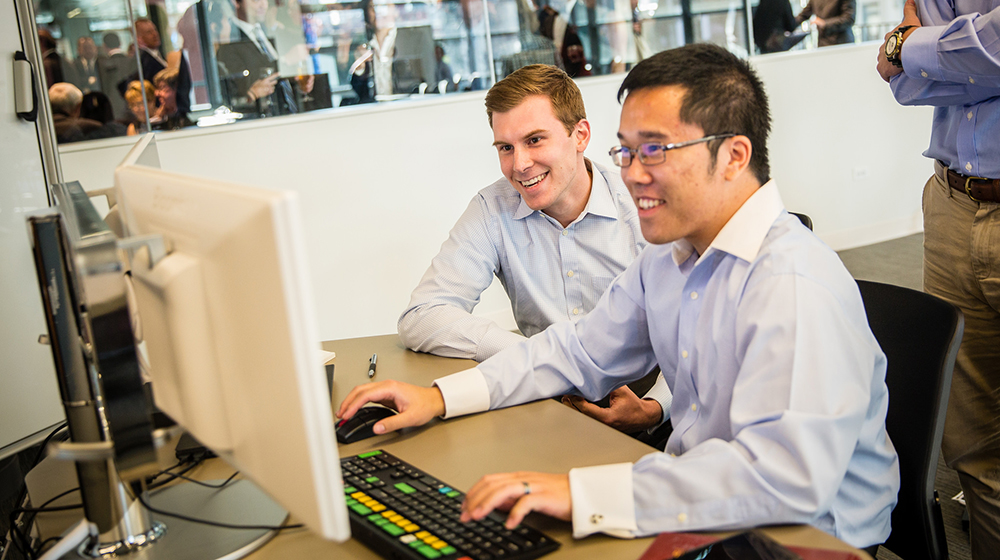 Students using the business analytics lab Students using the business analytics lab