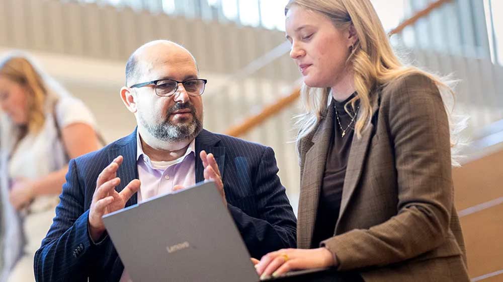Prof. Dinko Bacic and student Angelika Tokarczyk (BBA ’25) discuss over a computer