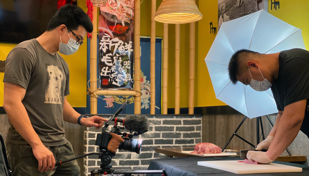 This page: Graduate student Yucheng Jiang records a video of a chef working in Chicago’s Chinatown. Previous page: Graduate student M. Paige Taylor uses an iPhone to record preschooler Vivienne Franklin, 4, of Chicago, for a get out and vote video. 