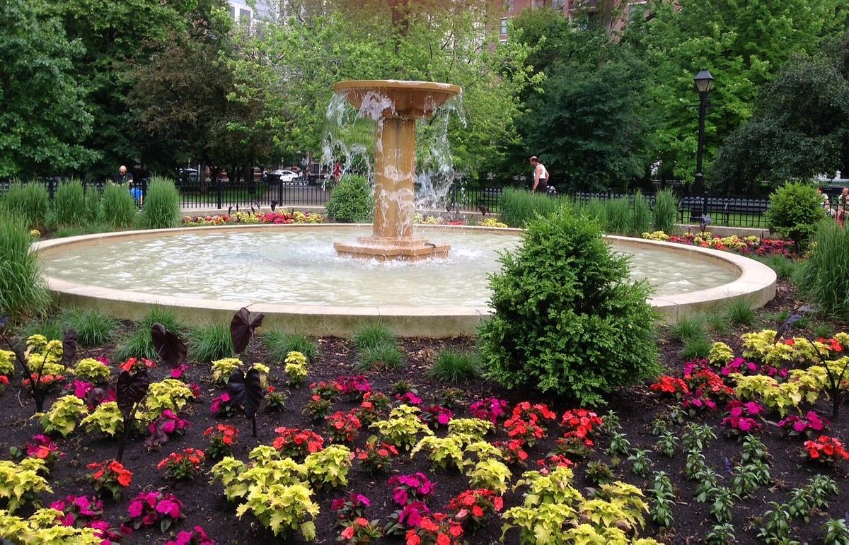 Washington Square Park in Chicago, Illinois Washington Square Park in Chicago, Illinois